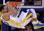 爱游戏入口-孤鹰搏群狼！杰伦·格林狂飙破局，火箭生死战展翅逆袭