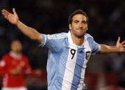 AYXapp下载-赛道铁闸，托尼在F1揭幕战之夜铸就防守传奇