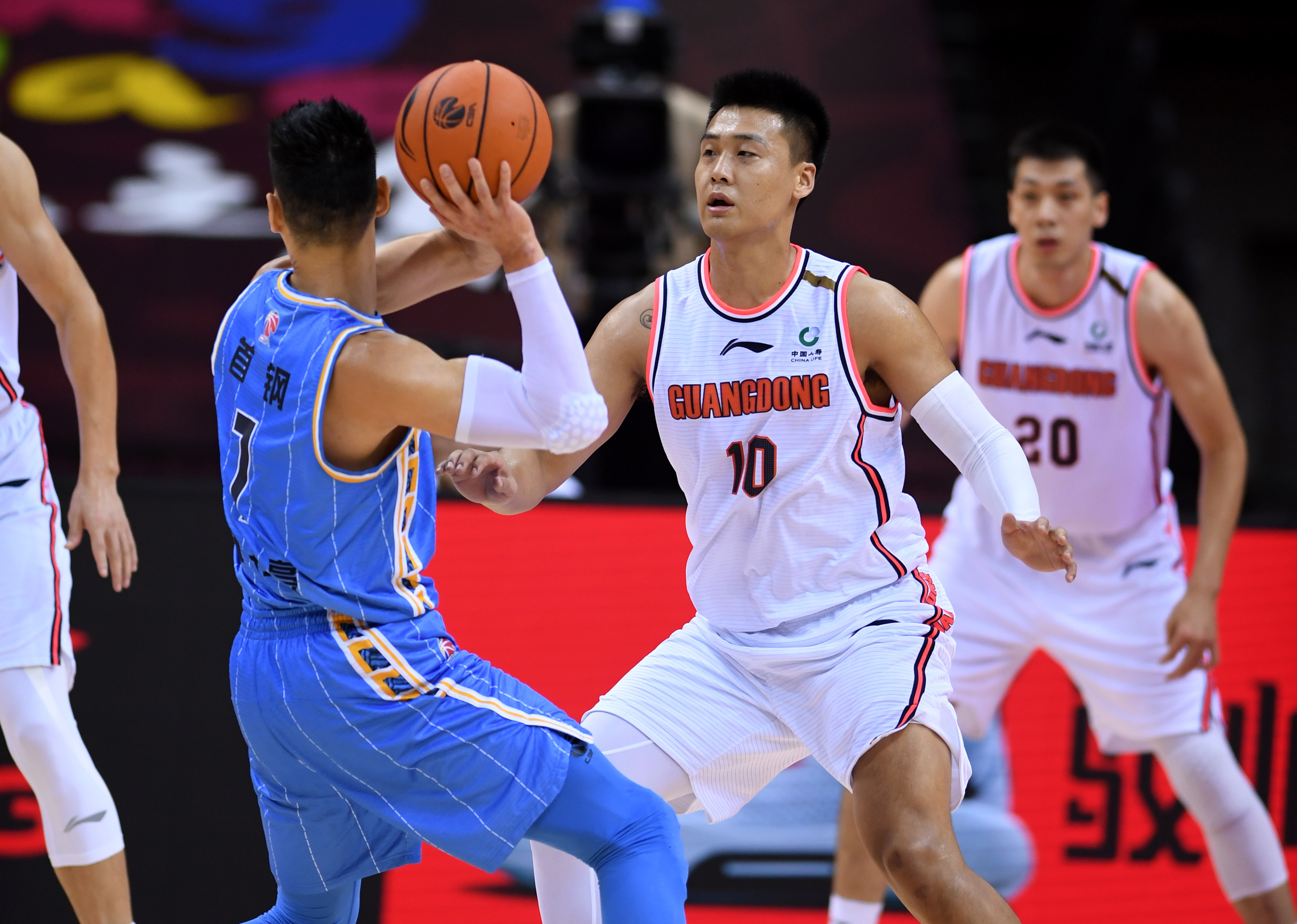 浙江队完胜天津队,塔图姆统治全场 浙江队完胜天津队,塔图姆统治全场