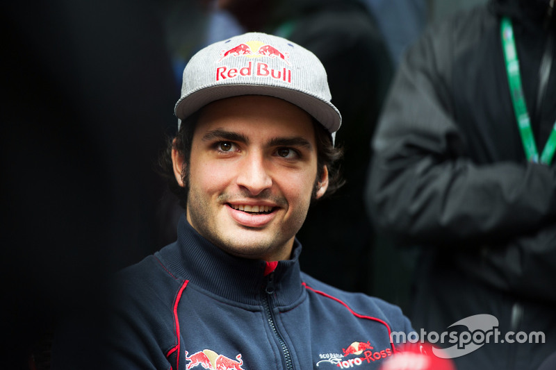 梅赛德斯轻取红牛二队，塞恩斯带队取胜