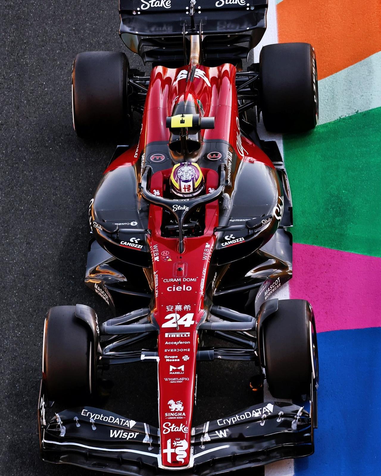 索伯车队险胜红牛车队,塞恩斯带队取胜 索伯车队险胜红牛车队,塞恩斯带队取胜