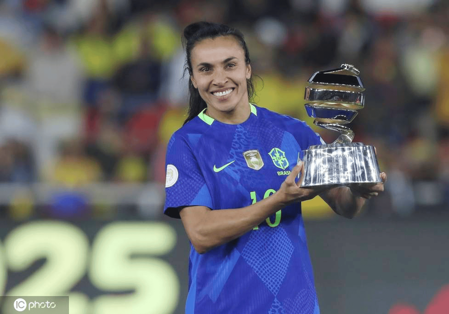 巴西队在比赛中表现出色赢得掌声