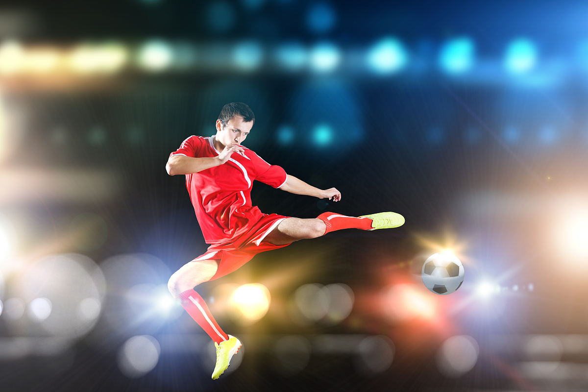 足球运动员展现出色技术,引发全场尖叫 足球运动员展现出色技术,引发全场尖叫